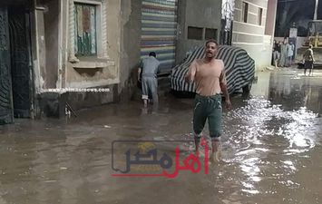 عاجل شوارع قرية السلام تغرق في بحيرة من المياة بمركز طامية بالفيوم