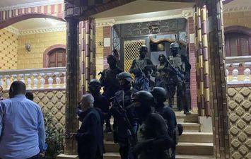 قوات الأمن الوطنى تقتحم منزل بلطجى الفيوم 