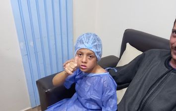 الطفل الضحية قبل دخوله غرفة العمليات