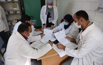 توقيع الكشف الطبى على 2069 مريض بالحميات وحملات على 369 منشأة غذائية بكفر الشيخ
