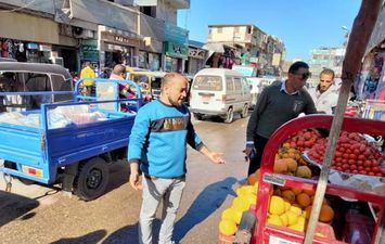 حملة إزالة للإشغالات تيسيرا لحركة المرور بشوارع مدينة الحامول 