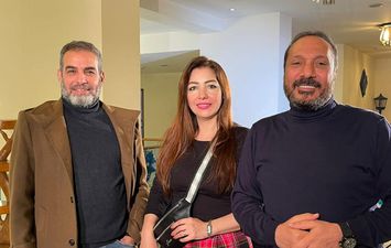 علي الحجار وأحمد عبد العزيز وزوجته