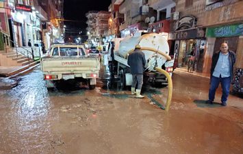 استنفار بشوارع كفر الشيخ لإزالة تجمعات مياه الأمطار