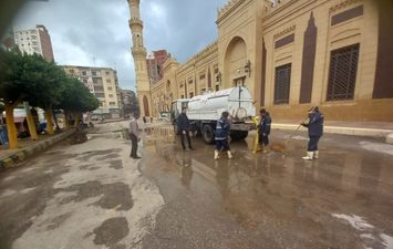 بالمشاركة المجتمعية.. استنفار لرفع آثار مياه الأمطار بشوارع كفر الشيخ