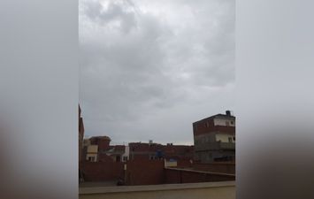 سماء ملبدة بالغيوم وسقوط أمطار خفيفة بكفر الشيخ