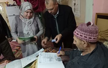 تسليم 10 عقود تقنين أراضي أملاك الدولة للمستفيدين من المواطنين بكفر الشيخ 