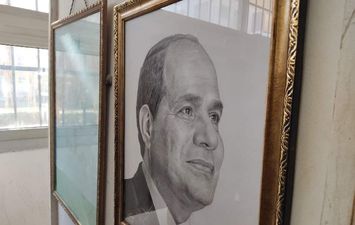 صورة الرئيس عبد الفتاح السيسي بمعرض الفنون التشكيلية بجامعة المنيا 