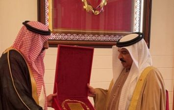 ملك البحرين يتسلم قلادة ابو البكر الصديق