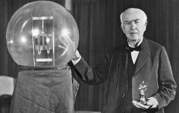 اختراع المصباح الكهربائي