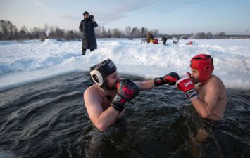 السباحة في مياه مثلجة بأعياد الميلاد بروسيا