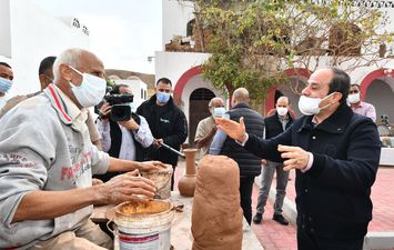 السيسي يزور ورش الفخار في مصر القديمة