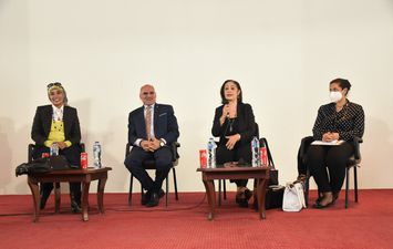 بحضور السفيرة نائلة جبر.. رئيس جامعة الأقصر يشهد ندوة حول مكافحة الهجرة غير الشرعية والاتجار بالبشر 