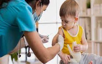 تطعيم عدد من الأطفال