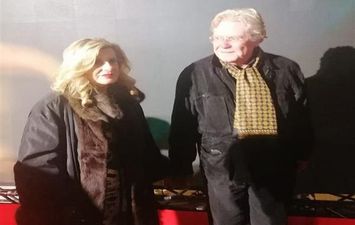 حسين فهمي وزوجته في العرض الخاص لفيلم الكاهن 