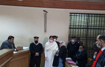 خالة حنين حسام بجوارها أمام المحكمة