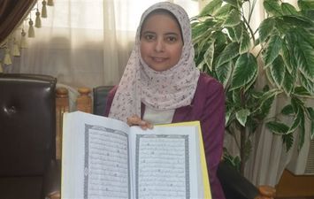 طالبة أزهرية ترسم القرآن بالخط العثماني في 5 شهور