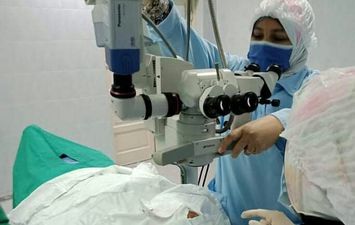 عملية جراحية لمريض بمستشفى الرمد ببني سويف 