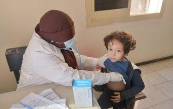 توقيع الكشف الطبى على ١٢٤٩ مواطن فى قافلة طبية بقرية كفر مجر بكفر الشيخ 