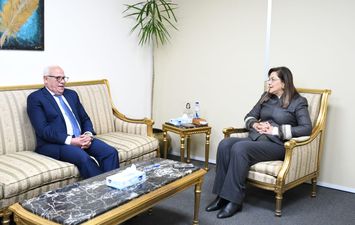 محافظ بورسعيد  و وزيرة التخطيط