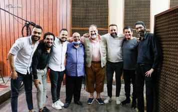 خالد الصاوي مع فريق عمل مسرحية هاملت بالمقلوب