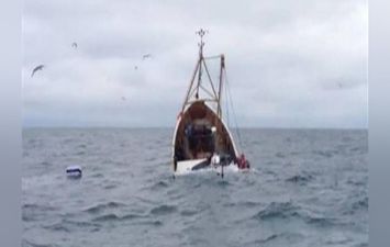 انتشال جثمان الصياد الغريق فى نركب صيد البرلس 