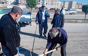 حملات مكثفة لتسوية وتمهيد الطرق وتطهير صفايات الأمطار 