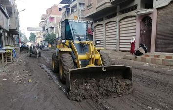 حملات مكثفة لتسوية وتمهيد الطرق ورفع المخلفات بشوارع مدينة بيلا