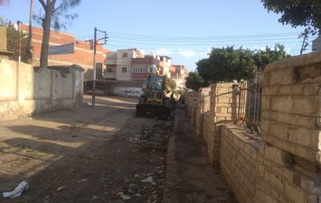 حملات مكثفة لصيانة أعمدة الإنارة ورفع المخلفات بمدينة بيلا