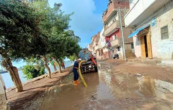 حملات مكثفة لكسح مياه الأمطار بشوارع مدن كفر الشيخ... واستمرار رفع حالة الطوارىء 