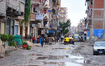 الأمطار تحول شوارع المراغي بالإسكندرية إلى برك وطين 