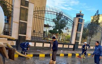 سكرتير عام المحافظة تتابع الأعمال المكثفة لرفع مخلفات الأمطار من شوارع كفر الشيخ