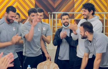 احتفال المنتخب بعيد ميلاد أبو جبل 