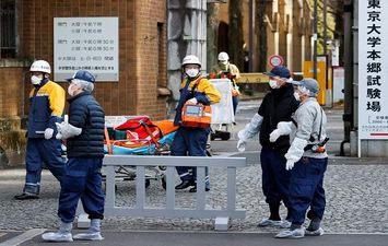 رجال الأسعاف بمنطقة حادث الطعن في طوكيو