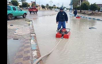 رفع تجمعات مياه الامطار بمطروح 