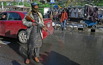 طالبان تعتقل محاضرا جامعيا