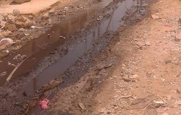 مياه الصرف الصحي تغرق شوارع بعض القرى 
