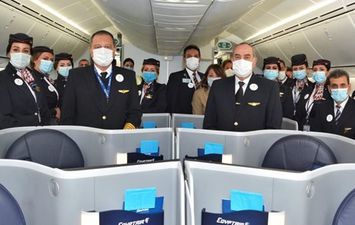 وزير الطيران يقود أول رحلة جوية بخدمات صديقة للبيئة