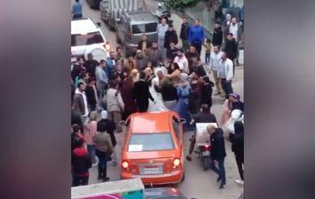 عريس يعتدي على عروسه بالشارع في الإسماعيلية