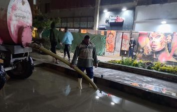 رفع مياه الأمطار ليلا بكفر الشيخ وحملة لإزالة الإشغالات 