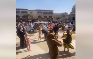 سائحو أوكرانيا وروسيا يرقصون بأحد منتجعات الغردقة في مصر