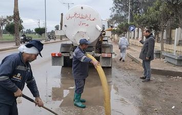 استمرار رفع درجة الاستعداد القصوى وسحب مياه الأمطار من شوارع مدينة دسوق 