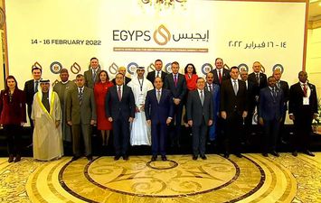 صورة تذكارية للرئيس خلال افتتاح معرض مصر الدولي للبترول إيجبس 2022