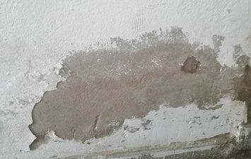 جدران متهالكة بسبب ابار الصرف