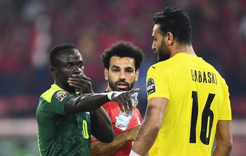 محمد صلاح وساديو ماني وأبو جبل