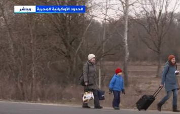 مشاهد محزنة للاجئين على الحدود الأوكرانية المجرية