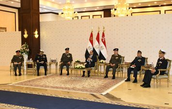 الرئيس السيسي مع قادة القوات المسلحة