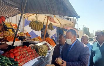 سكرتير عام قنا يتابع توافر السلع الغذائية في أسواق مركز قوص