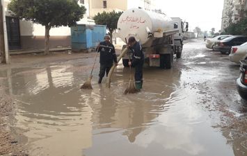 رفع مياه الأمطار بمدن وقرى كفر الشيخ واستمرار أعمال النظافة ورفع كفاءة الإنارة 