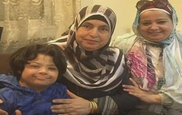 كواليس استقبال والدة محمد صلاح لطفل من ذوي الهمم