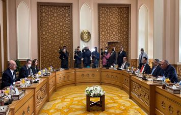 جلسة مباحثات ثنائية بين وزيري خارجية مصر واليونان